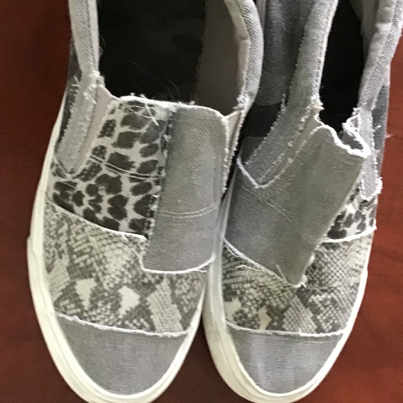 Blowfish Malibu Women’s Gray patchwork Design - Like New in size 8 1/2 - Picture 2 of 4